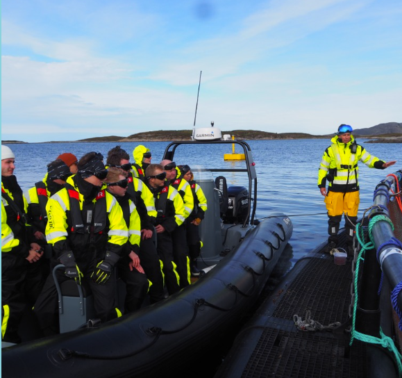 Bli med på RIB-tur til oppdrettsanlegg